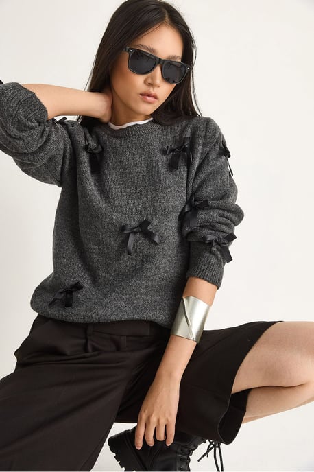 Pullover mit Schleifen-Details und Rundhalsausschnitt - Image 4