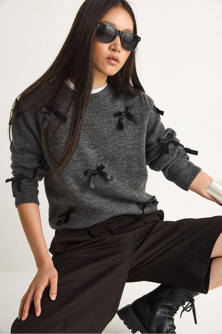 Pullover mit Schleifen-Details und Rundhalsausschnitt - Image 5
