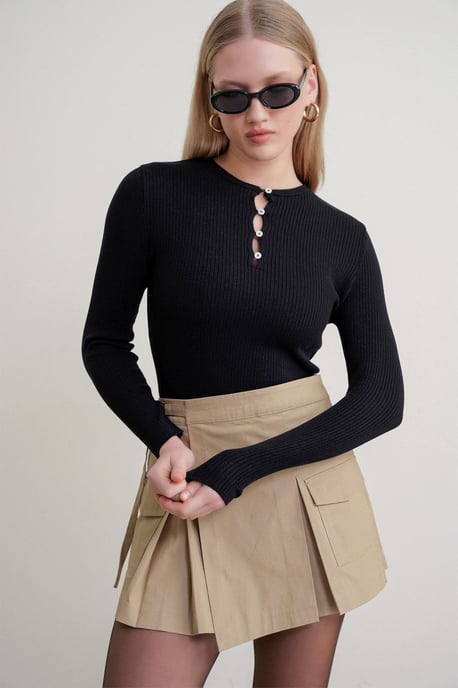 Knopf Detail Rundhals-Pullover - Image 1
