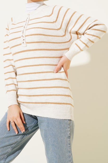 Gestreifter Strickpullover mit Knopfverschluss - Image 1