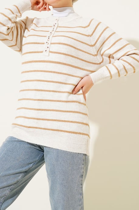 Gestreifter Strickpullover mit Knopfverschluss - Image 2