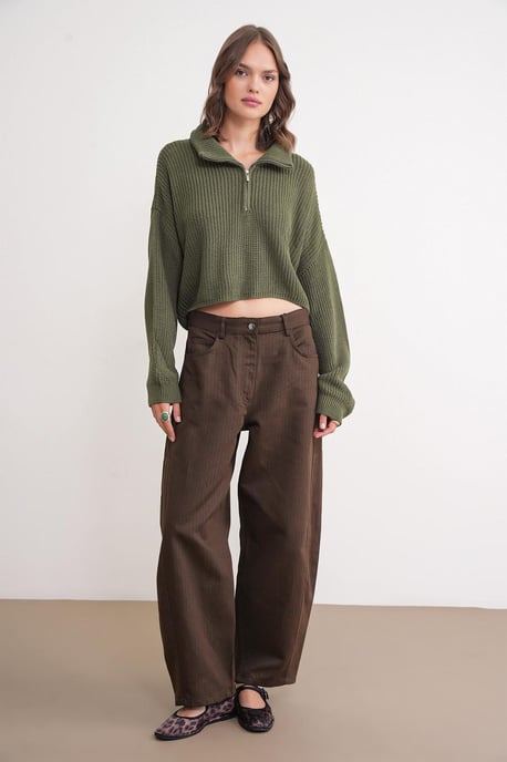 Strukturiertes Langarm-Pullover mit Reißverschlusskragen - Image 6