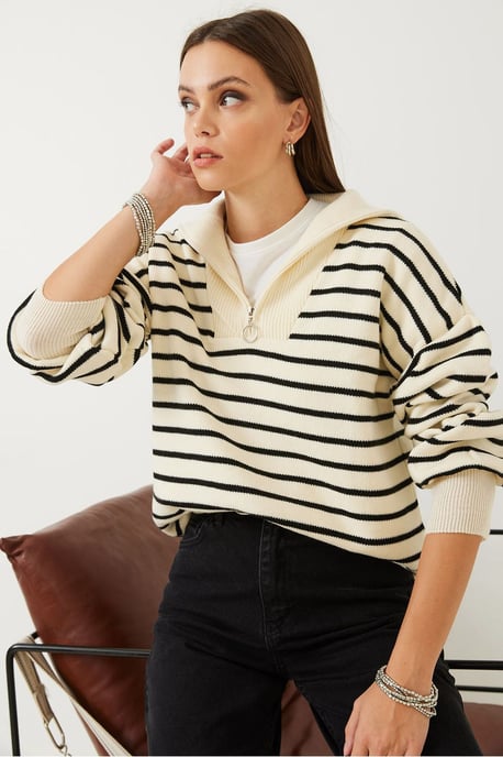 Gestreifter Boxy-Crop-Pullover mit Reißverschlusskragen - Image 2