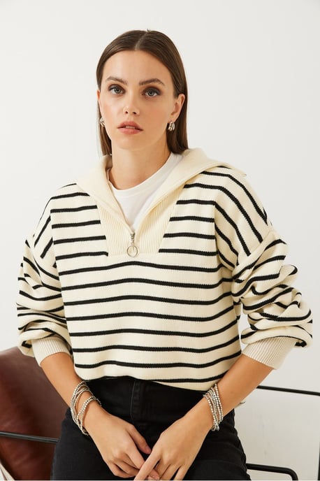 Gestreifter Boxy-Crop-Pullover mit Reißverschlusskragen - Image 3