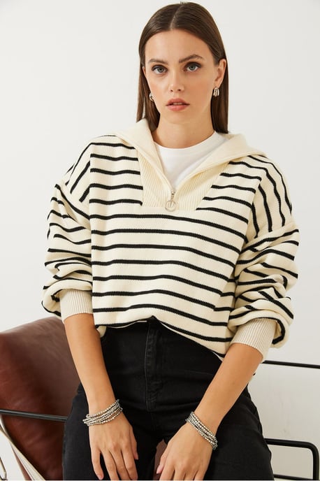 Gestreifter Boxy-Crop-Pullover mit Reißverschlusskragen - Image 4