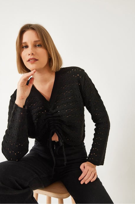 Strukturierter Spitzen-V-Ausschnitt-Crop-Top mit Rüschendetails - Image 3