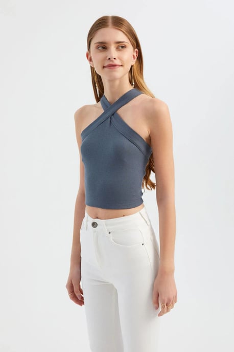 Halter-Neck Crop Top mit überkreuztem Vorderteil - Image 1