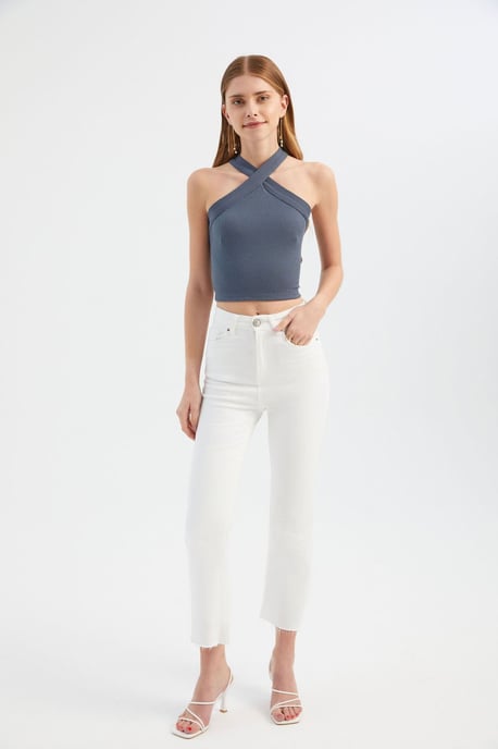 Halter-Neck Crop Top mit überkreuztem Vorderteil - Image 2
