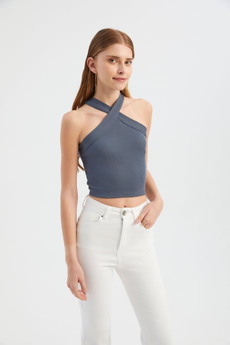 Halter-Neck Crop Top mit überkreuztem Vorderteil - Image 3