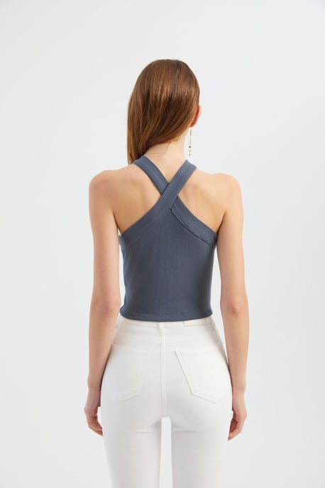 Halter-Neck Crop Top mit überkreuztem Vorderteil - Image 4