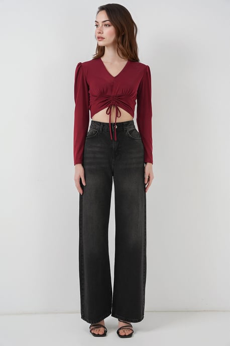 Strukturiertes V-Ausschnitt-Crop-Top mit Rüschendetail - Image 2
