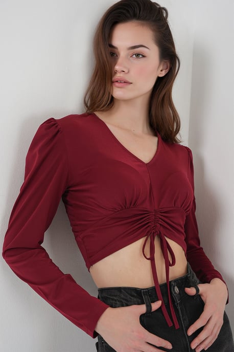 Strukturiertes V-Ausschnitt-Crop-Top mit Rüschendetail - Image 4