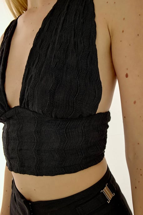 Hiccup V-Ausschnitt Crop Top mit gekreuztem Rücken - Schwarz - Image 5