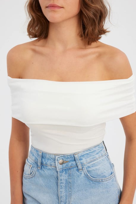 Schulterfreies, gerafftes Bodycon-Crop-Top - Image 5