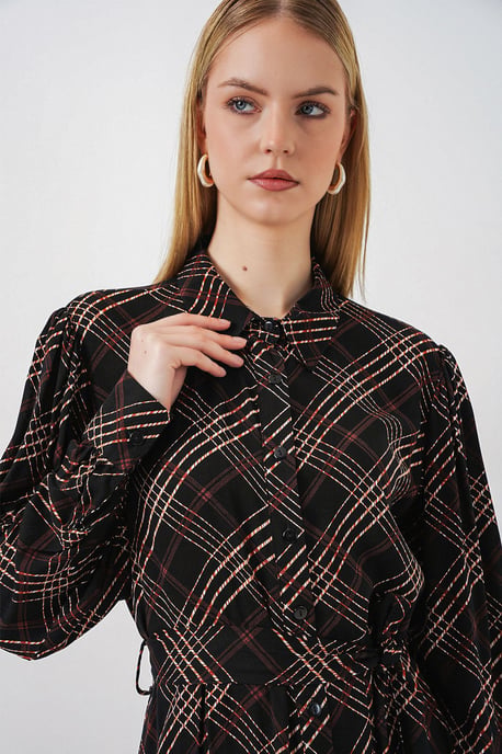 Kariertes Midi-Hemdkleid mit Knopfverschluss - Image 2