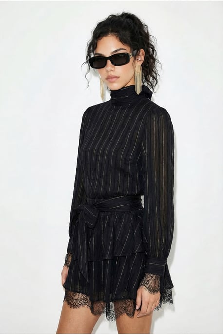 Texturiertes Mini-Kleid mit halbem Rollkragen und Spitzenakzenten - Image 2