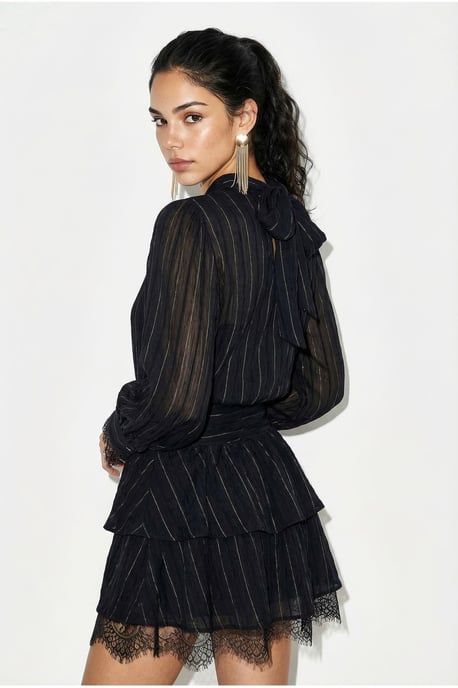 Texturiertes Mini-Kleid mit halbem Rollkragen und Spitzenakzenten - Image 5