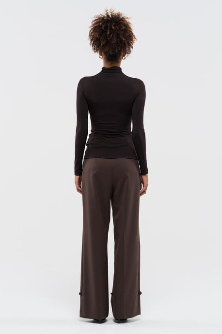 BENU Braune geraffte Rollkragenbluse - Image 2