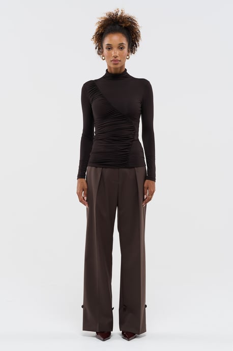 BENU Braune geraffte Rollkragenbluse - Image 3