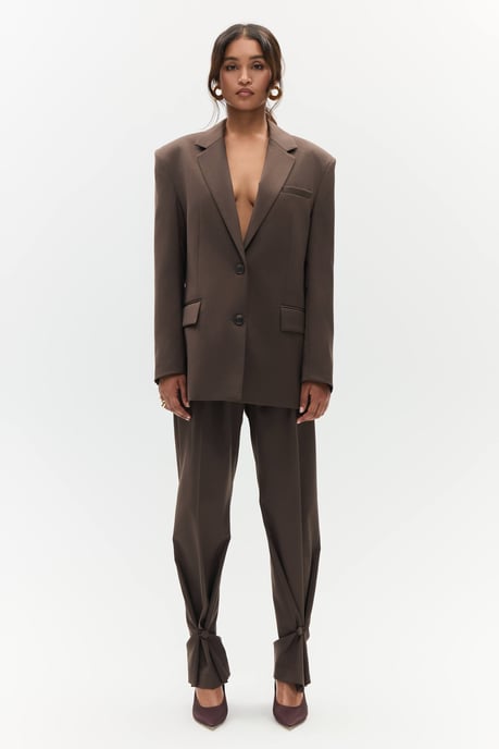 BENU Damen Braune Elegante Hose mit Knopf am Saum - Image 1