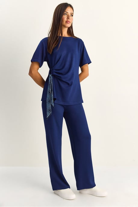 T-Shirt und Hose Zwei-Teiler mit Zubehördetails - Image 1