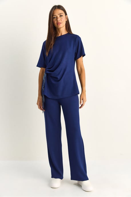 T-Shirt und Hose Zwei-Teiler mit Zubehördetails - Image 2