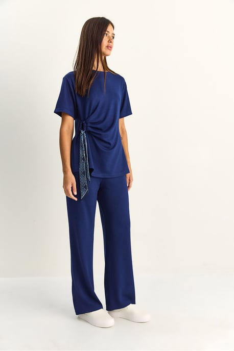 T-Shirt und Hose Zwei-Teiler mit Zubehördetails - Image 3