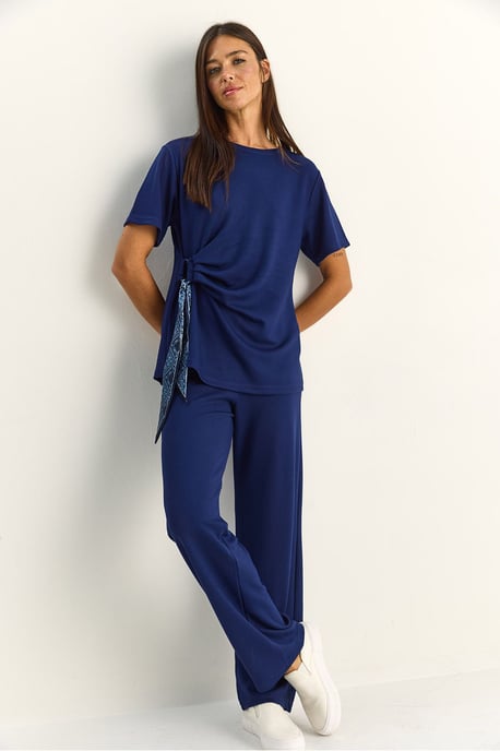 T-Shirt und Hose Zwei-Teiler mit Zubehördetails - Image 6