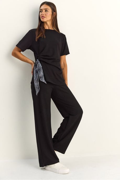 T-Shirt und Hose Zwei-Teiler mit Zubehördetails - Image 1