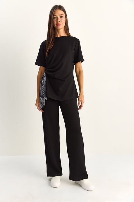 T-Shirt und Hose Zwei-Teiler mit Zubehördetails - Image 2