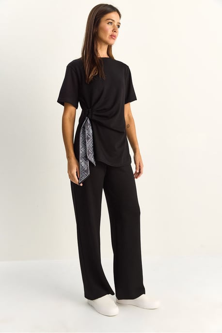 T-Shirt und Hose Zwei-Teiler mit Zubehördetails - Image 3