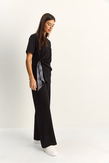 T-Shirt und Hose Zwei-Teiler mit Zubehördetails - Image 4