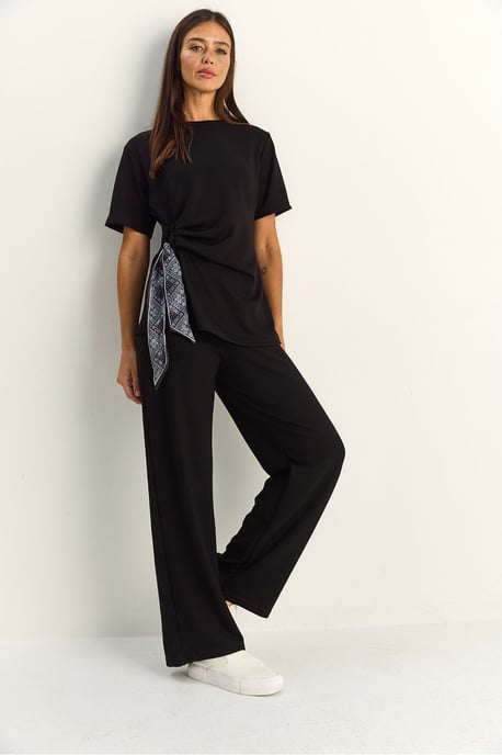 T-Shirt und Hose Zwei-Teiler mit Zubehördetails - Image 5