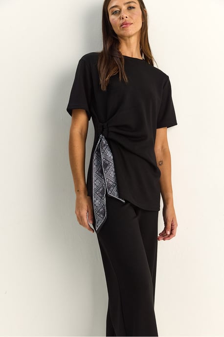 T-Shirt und Hose Zwei-Teiler mit Zubehördetails - Image 6