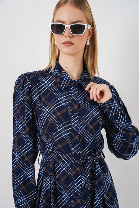 Kariertes Midi-Hemdkleid mit Knopfverschluss - Image 2