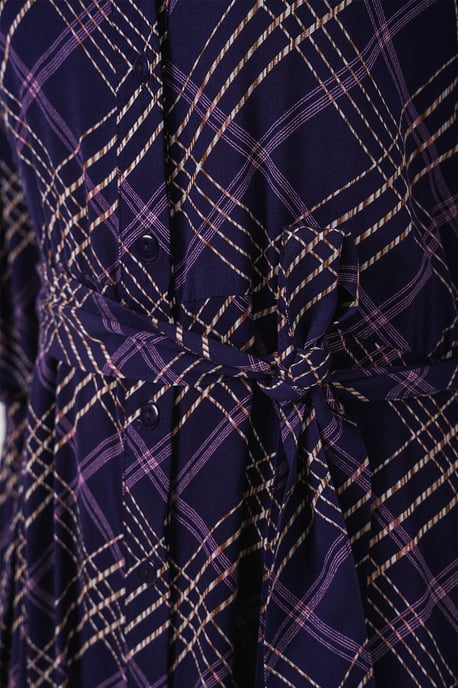 Kariertes Midi-Hemd Kleid mit Knopfverschluss - Image 5