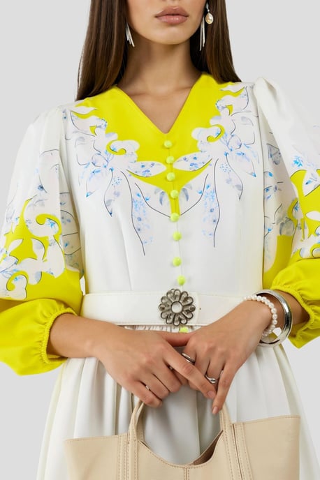 Blumen-Maxi-Kleid mit V-Ausschnitt und Knopfdetails - Image 6