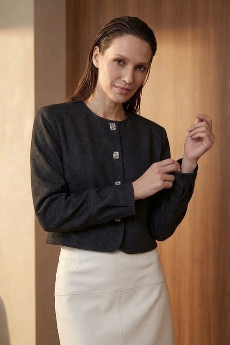 Maßgeschneiderte Kurzjacke mit Knopfverschluss - Image 3
