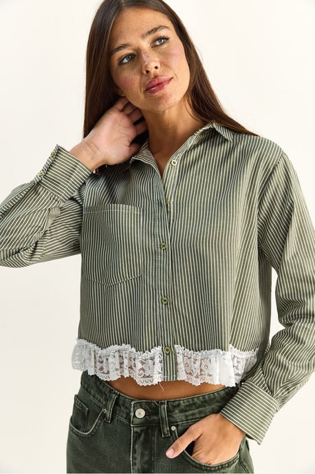 Gestreiftes Cropped-Shirt mit Knopfverschluss - Image 1