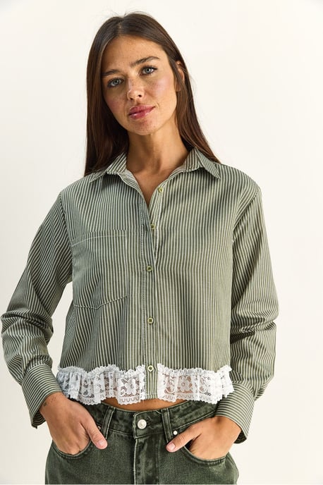 Gestreiftes Cropped-Shirt mit Knopfverschluss - Image 2