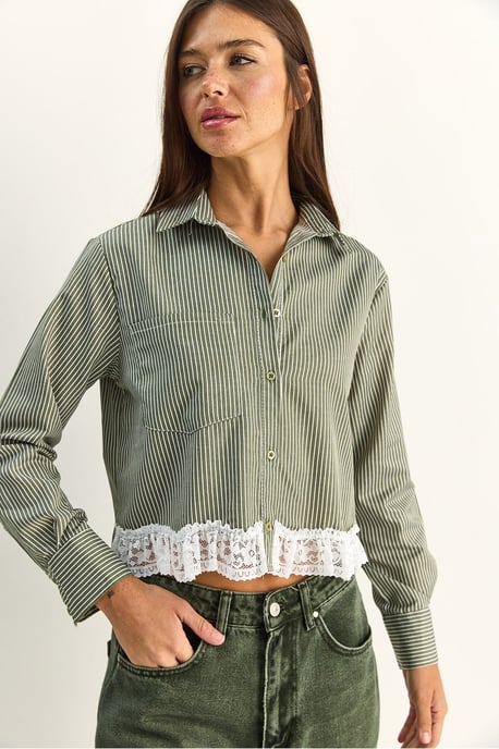 Gestreiftes Cropped-Shirt mit Knopfverschluss - Image 3
