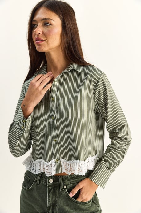 Gestreiftes Cropped-Shirt mit Knopfverschluss - Image 4