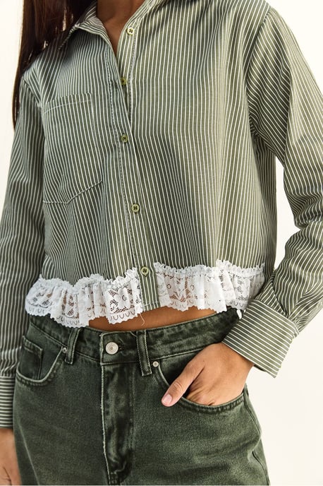 Gestreiftes Cropped-Shirt mit Knopfverschluss - Image 6
