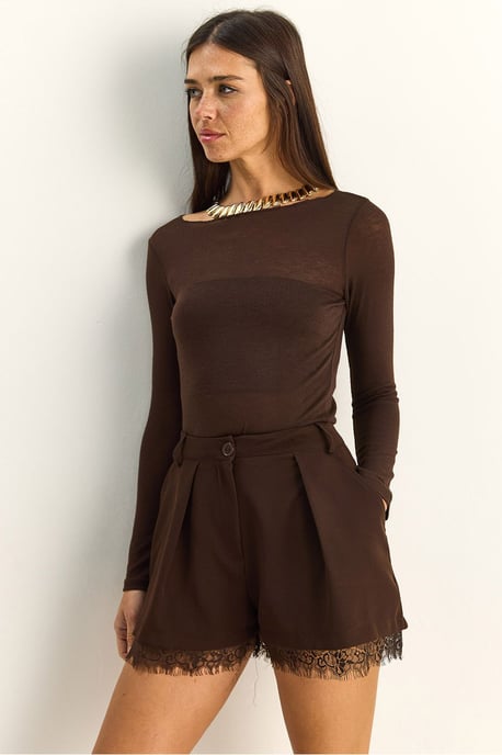 Hoch taillierte weit geschnittene Shorts mit Spitzendetails - Image 1