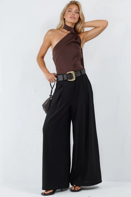 Hoch geschnittene weite Hosen mit Falten - Image 4