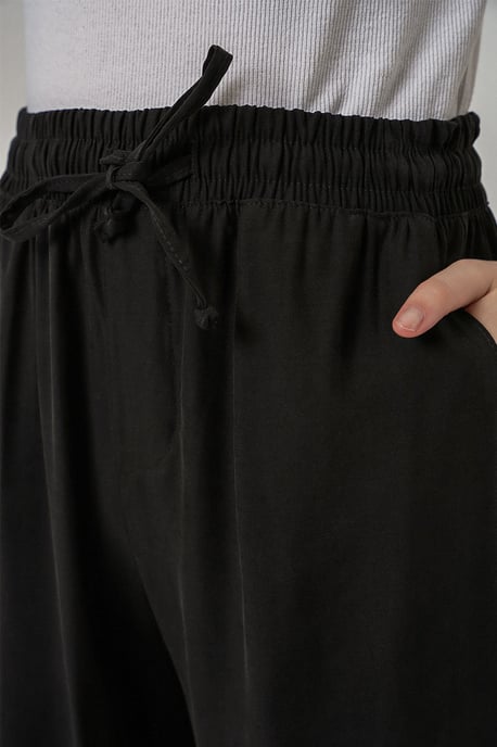 Hochtaillierte weite Hosen mit Tasche - Image 5