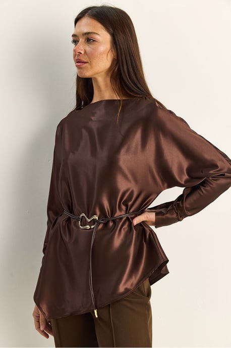 Gürtel-Hosenbluse aus Satin mit Bootauschnitt - Image 3