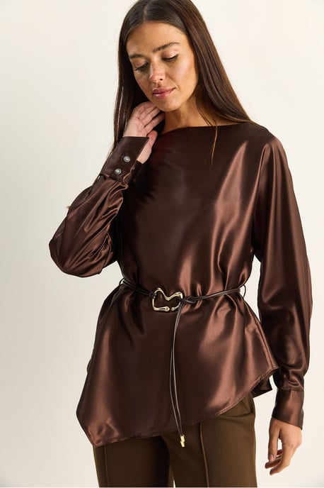 Gürtel-Hosenbluse aus Satin mit Bootauschnitt - Image 4