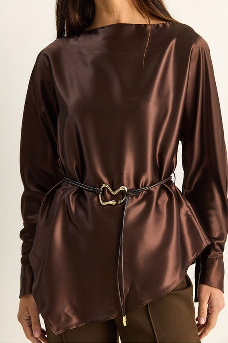 Gürtel-Hosenbluse aus Satin mit Bootauschnitt - Image 5