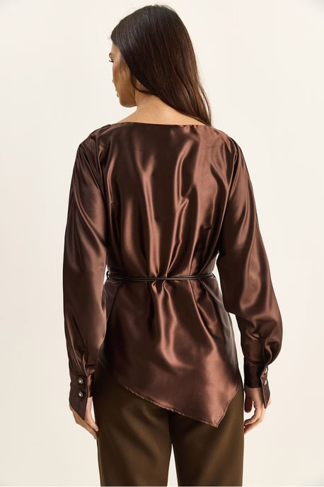 Gürtel-Hosenbluse aus Satin mit Bootauschnitt - Image 6